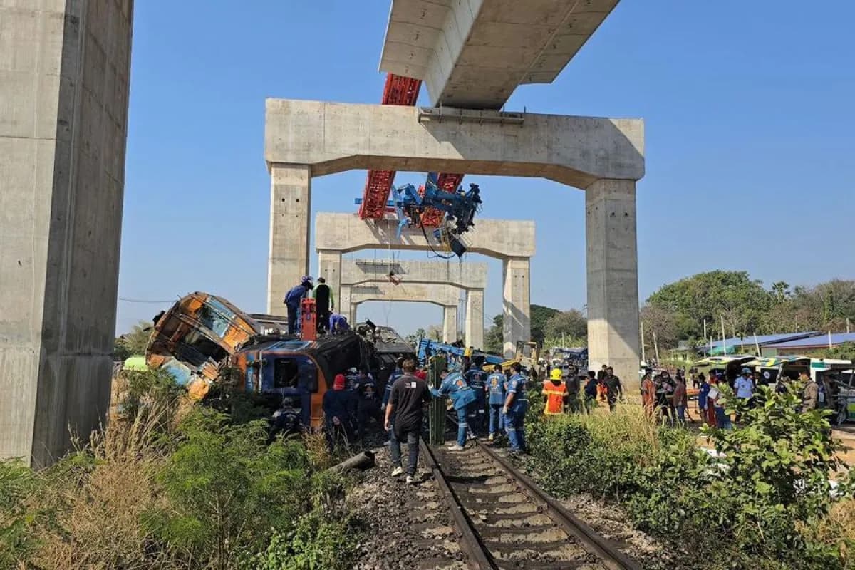 Crane Ambruk Menimpa Kereta Penumpang di Thailand, 22 Orang Tewas