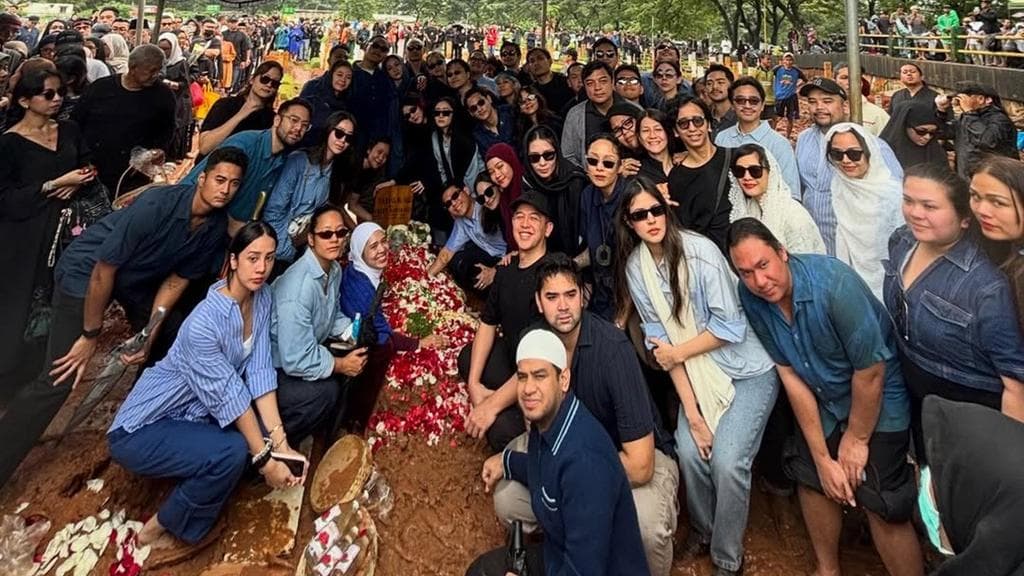 Nuansa Biru di Pemakaman Vidi Aldiano: Analisis Simbolisme Warna dalam Ritual Duka Kontemporer