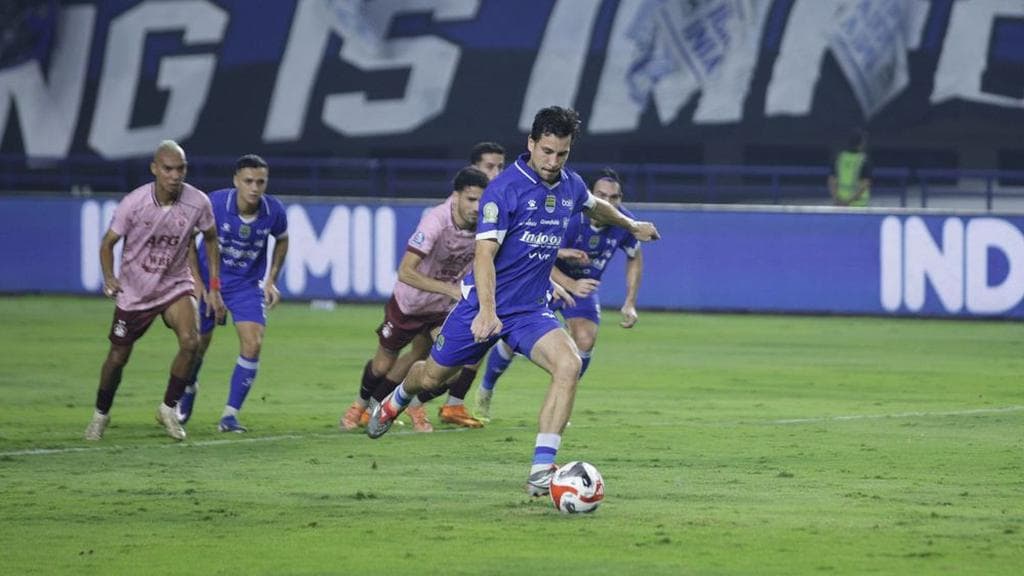 Analisis Dominasi Kandang Persib Bandung: Studi Kasus Kemenangan 3-0 atas Persik Kediri dalam Perspektif Performa Tim