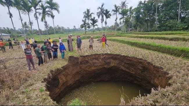 Antara Kepercayaan dan Sains: Ketika Air Lubang Sinkhole Dianggap Obat di Sumatera Barat