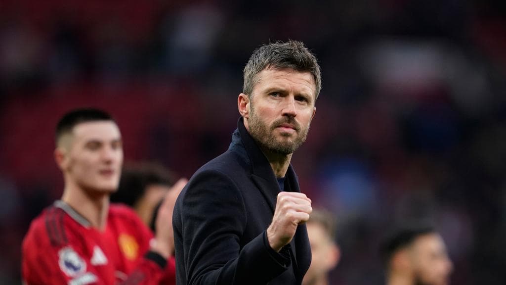 Analisis Strategis: Mengapa Manchester United Mengadopsi Pendekatan Evaluasi Berkepanjangan untuk Status Michael Carrick