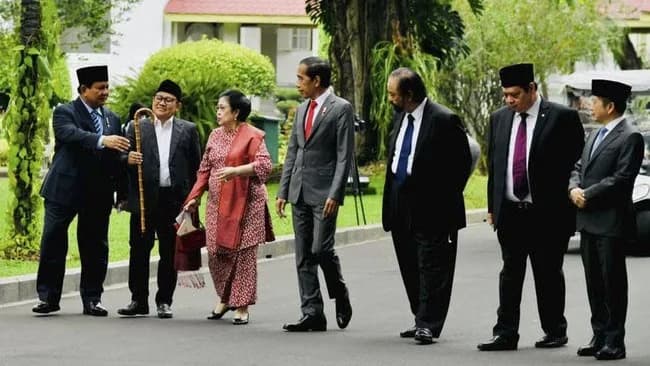 Menakar Denyut Demokrasi: Ketika Politik Tenda Besar dan Suara Rakyat Bertemu di Simpang Jalan