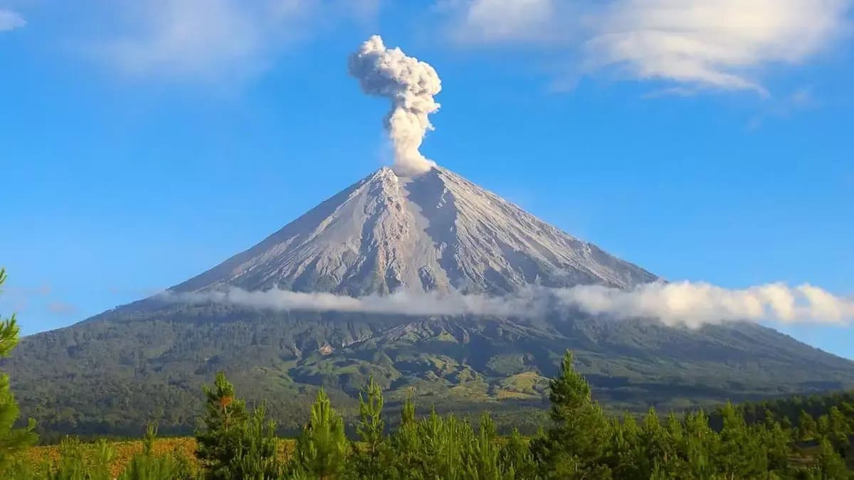 Gunung Semeru Kembali Erupsi Pagi Ini, PVMBG Imbau Warga Jaga Jarak Aman